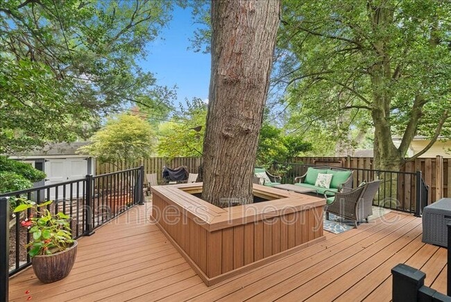 Building Photo - 23 E Walnut St