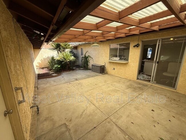 Building Photo - 302 Calvin St