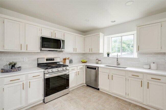 Building Photo - 16302 Bates Cove