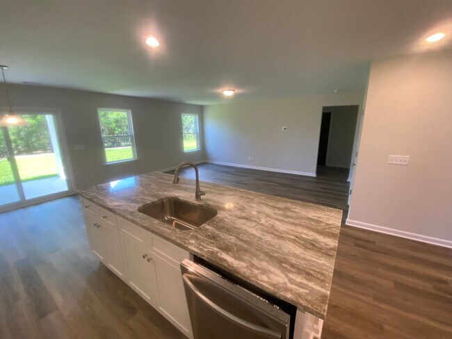 Building Photo - 5 bedroom, 3 bath home in Savannah,Ga for ...
