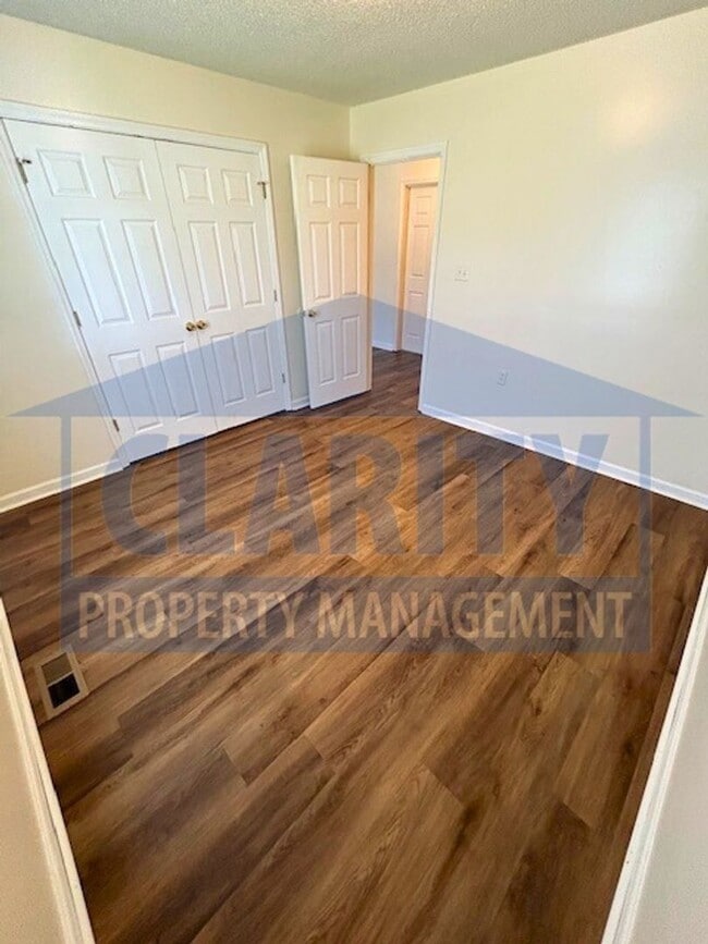 Building Photo - Two bedroom townhome w/ garage!