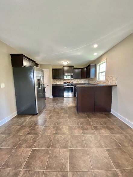 Building Photo - 582 Kicker Ct