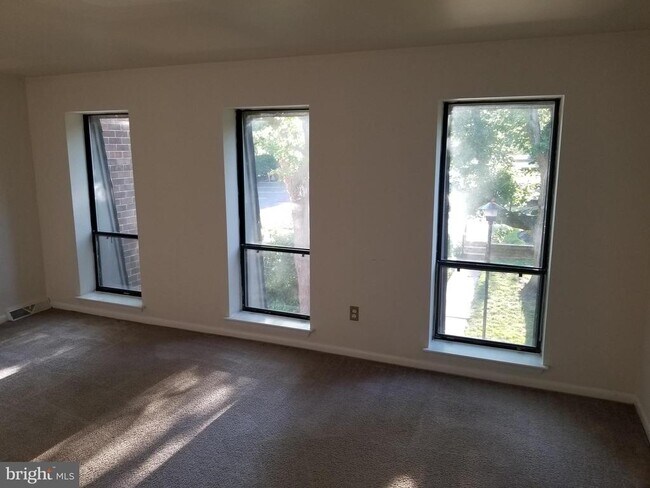 Building Photo - 1161 Putnam Blvd