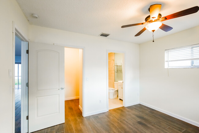Building Photo - Stylish 2-Bedroom FL Retreat