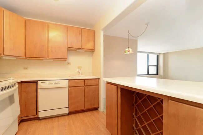 Building Photo - 1850 N Clark St