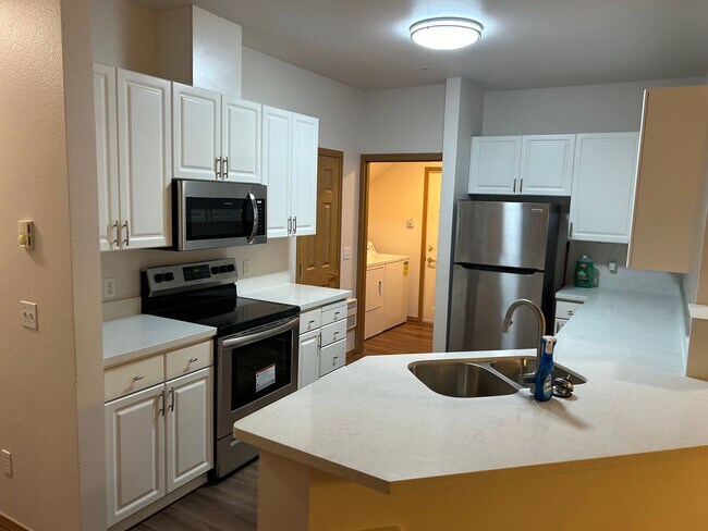 Building Photo - 3 Bed, 2 Bath Condo with in Cascade-Fairwo...