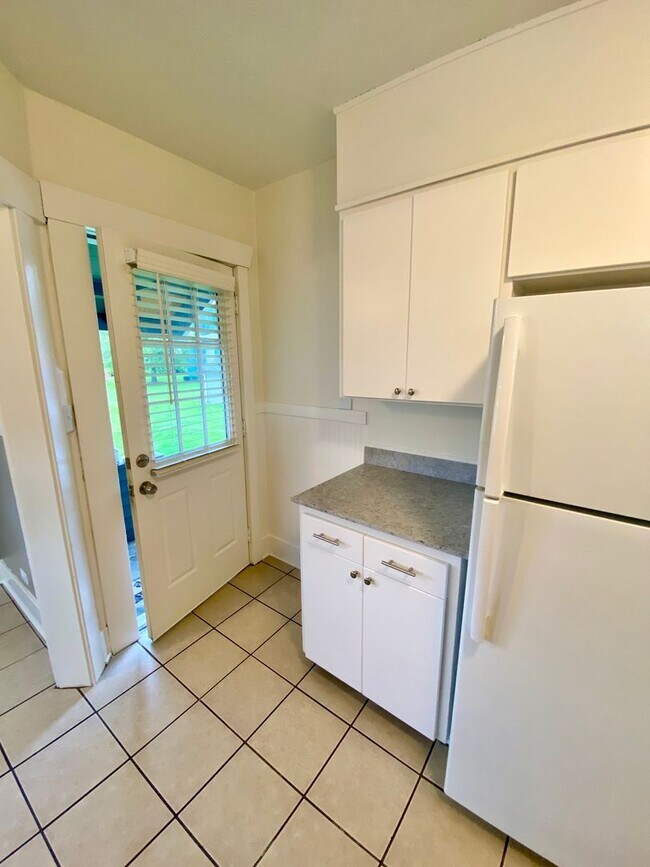 Building Photo - 15721 Main St E