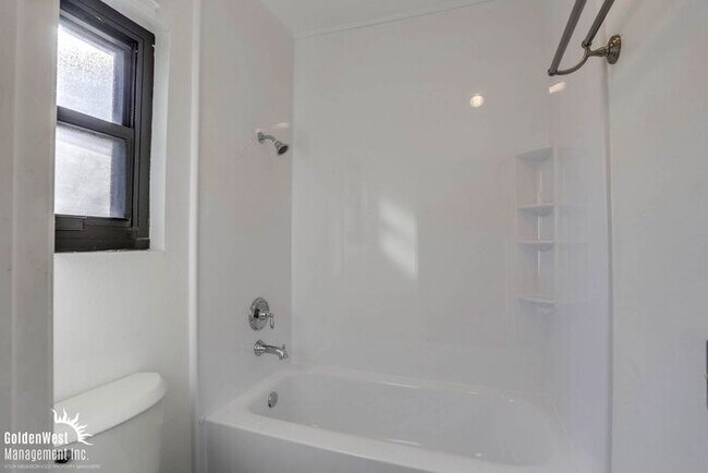 Building Photo - Bright & Airy 2Bdm 1Ba Townhome in San Diego!