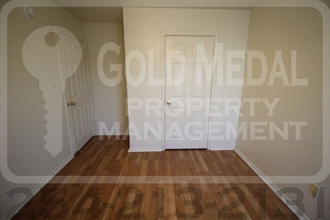 Building Photo - Charming 3-bed, 2-bath fourplex now availa...