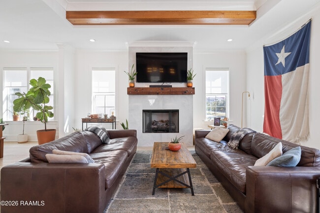 Building Photo - 1013 Camellia Blvd