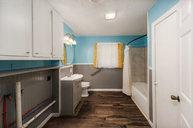 Building Photo - 1002 Lowrie St