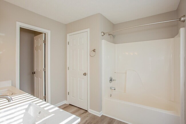 Building Photo - 6401 Kelsey Dr