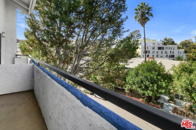 Building Photo - 10982 Roebling Ave