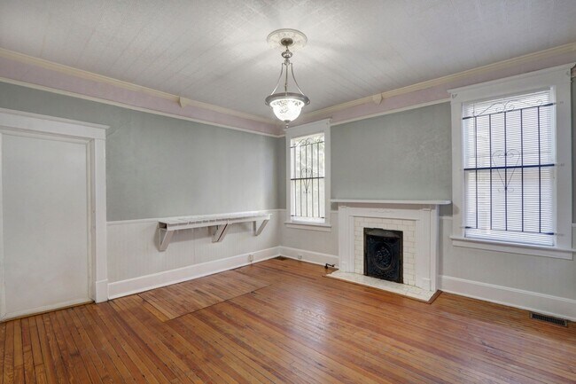 Building Photo - Large Historic Three (of four) Bedroom Apartment