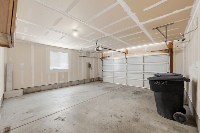 Building Photo - 2575 Athena Dr