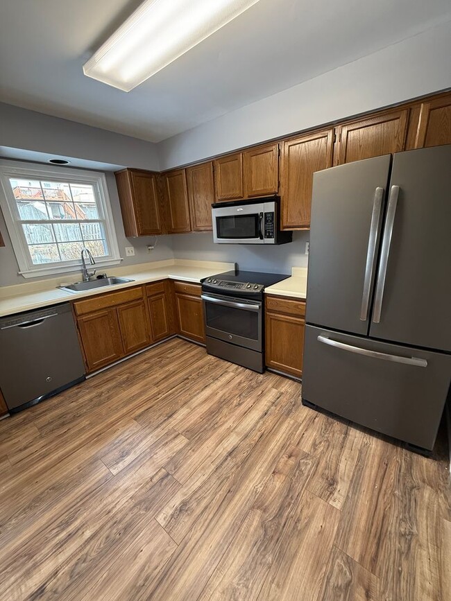 Building Photo - Winter Move-In Special! $400 Off – Price R...