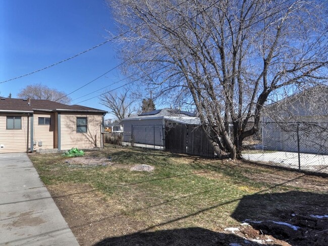 Building Photo - 3 Bedroom House with 2 Car Garage/Workshop
