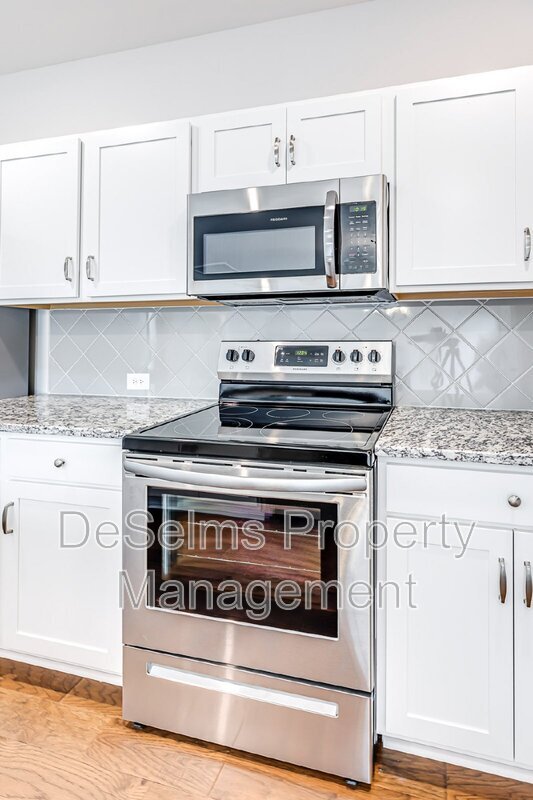 Building Photo - 1024 Hillbrook Dr