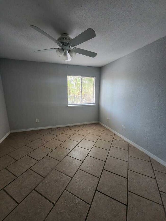 Building Photo - 2935 Winkler Ave