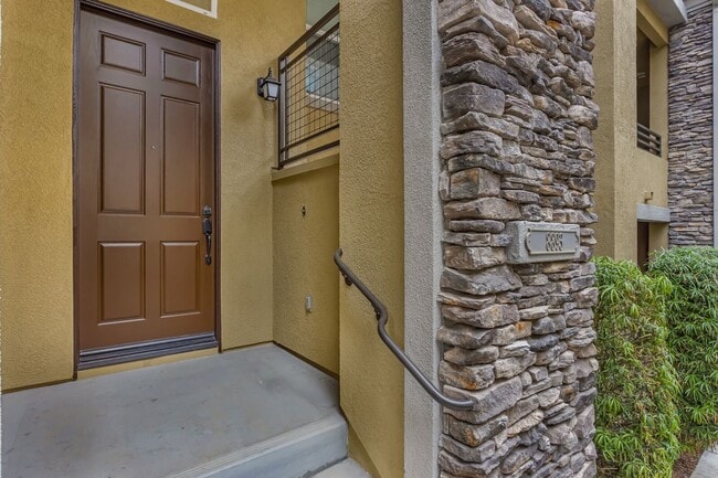 Building Photo - Lux 2 Bed 2 Bath Condo at the Spectrum!