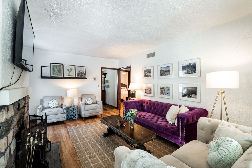 Building Photo - 535 W Montclaire Ave