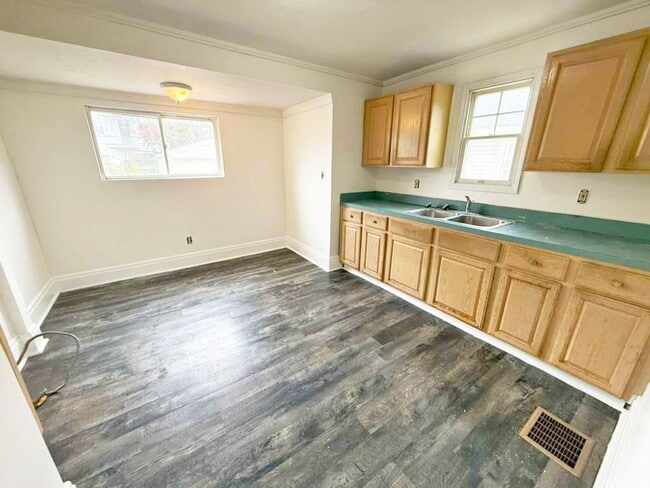 Building Photo - 3 BED 1 BATH BEAUTIFUL SINGLE FAMILY HOME IN GARFIELD HEIGHTS!