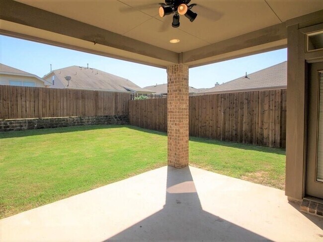 Building Photo - 417 Hackberry Dr