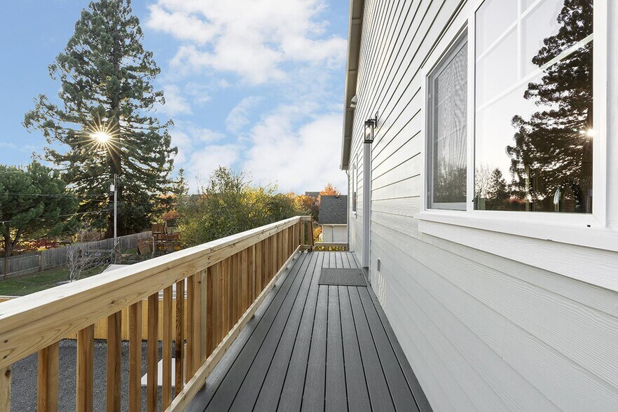 Building Photo - Modern Hillsboro apartment 2 blocks from O...