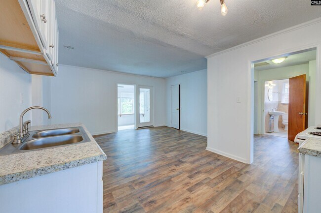 Building Photo - 5612 Kirkland St