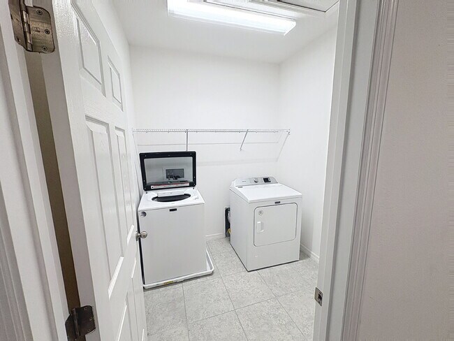 Building Photo - 6328 Goldcoast Ave