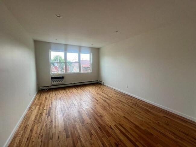 Building Photo - 3 bedroom in WOODSIDE NY 11377
