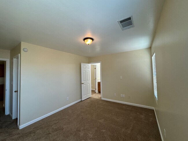 Building Photo - Four bedroom home in the Southwest!