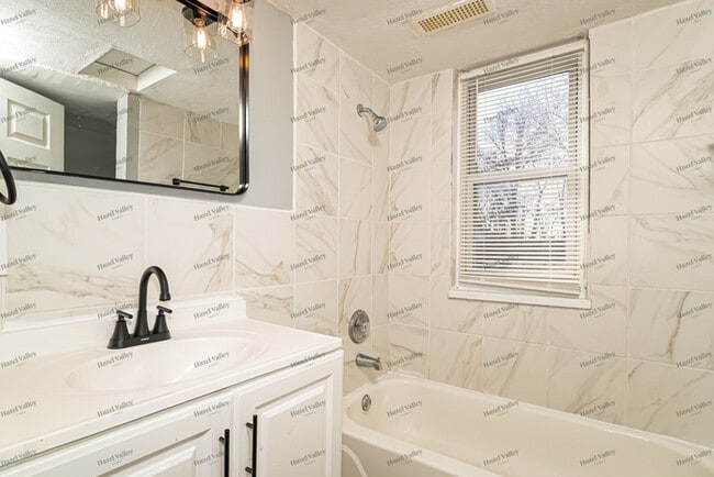 Building Photo - 7012 Melrose Ave