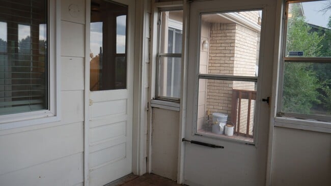 Building Photo - Single Family 3 Bed, 2 Bath w/ Big Backyar...