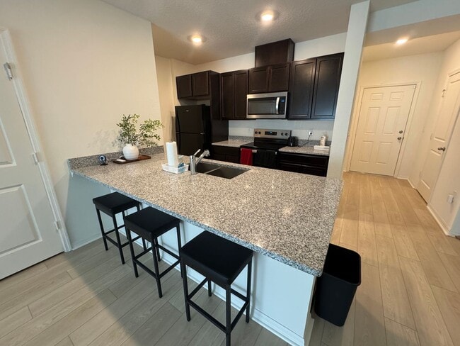 Building Photo - Brand New Townhouse