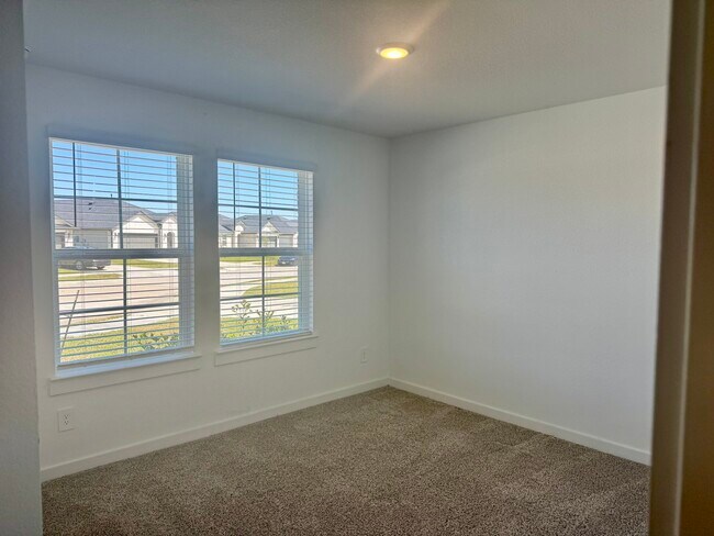 Building Photo - 1102 Rayburn Dr