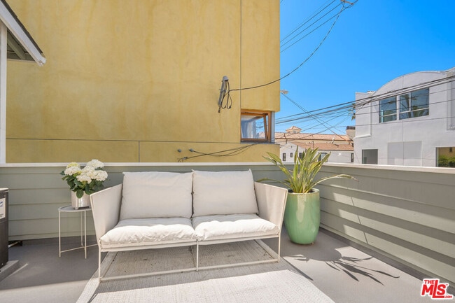 Building Photo - 431 Linnie Canal