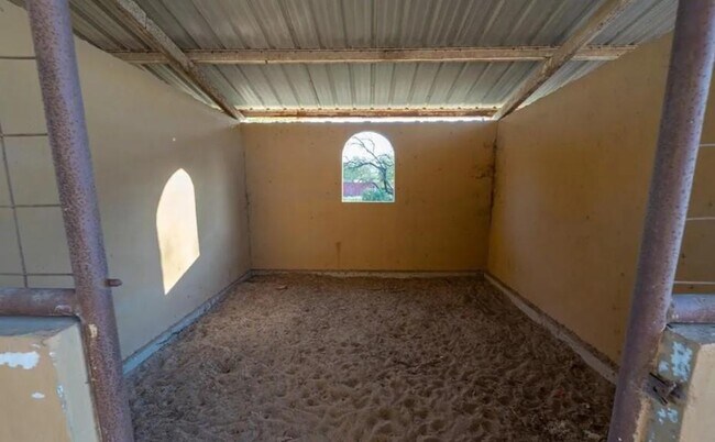 Building Photo - 10680 La Homa Rd