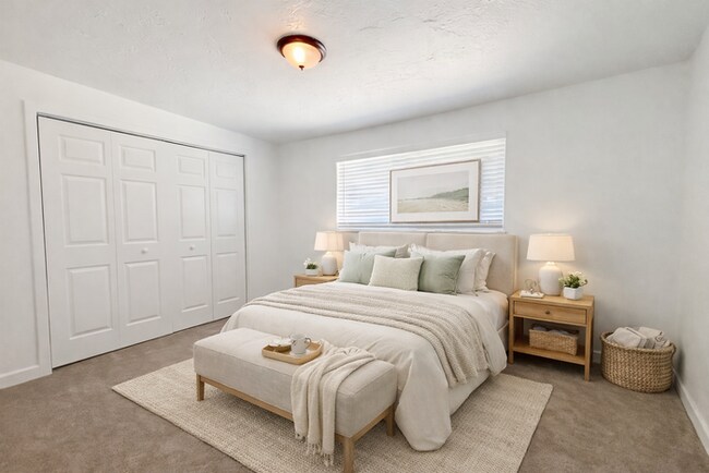 Building Photo - 2 Bed 1 Bath - New carpet - New paint - Great location!