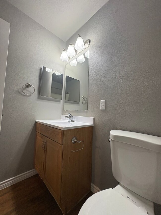 Building Photo - Newly Renovated Town-home