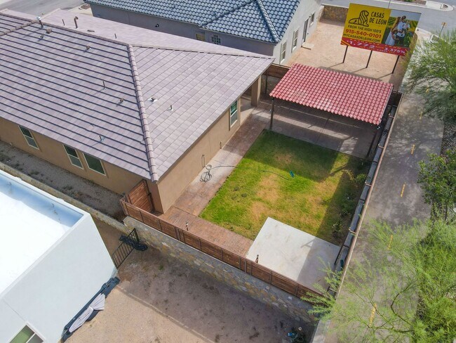 Building Photo - Beautiful East side House with 4 bed-2 baths