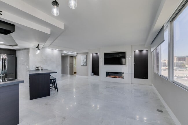 Building Photo - Elevated Penthouse Living with Private Terrace & Resort-Style Amenities * MOVE IN SPECIAL *