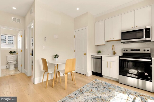 Building Photo - Private Georgetown Living!