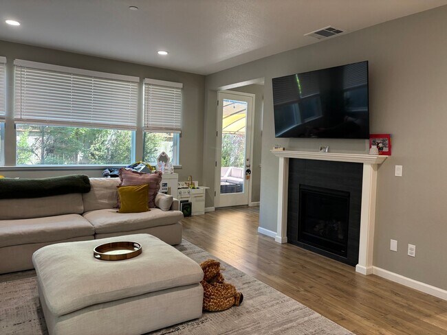 Building Photo - Newer 4 bedroom 2.5 bathrooms Available May 16th