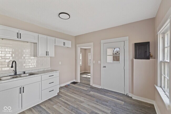 Building Photo - 320 Lockerbie St