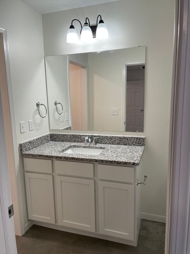 Building Photo - 3 Bedroom 2 bath Duplex with Garage Near WSU