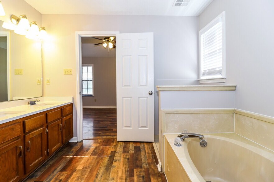 Building Photo - 3780 Westridge Cove