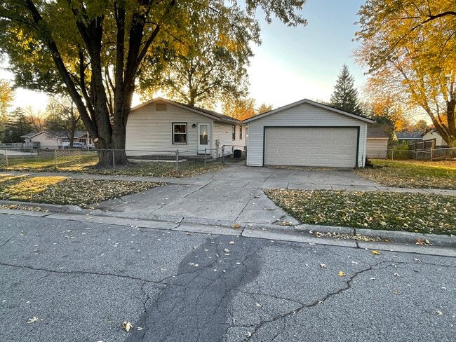 Building Photo - 4901 Schubert St