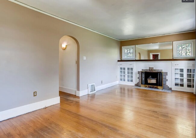 Building Photo - Cute Bungalow - Close to Downtown + Finished Basement!!