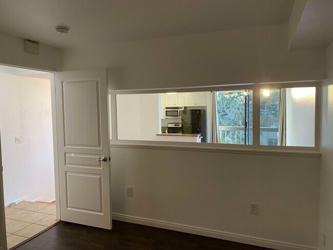 Building Photo - ***MOVE-IN SPECIAL 2 WEEKS FREE RENT***Fantastic 1 bed and 1 Bath with balcony and pool in Hollywood